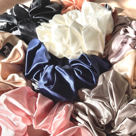 Très Silk - Large 100%Mulberry Silk Scrunchie @tressilkbrand - Picture 4 of 6